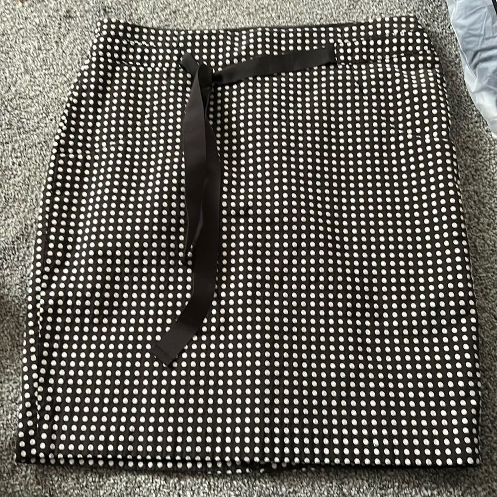 Professional skirt, side pockets with ribbon accent.